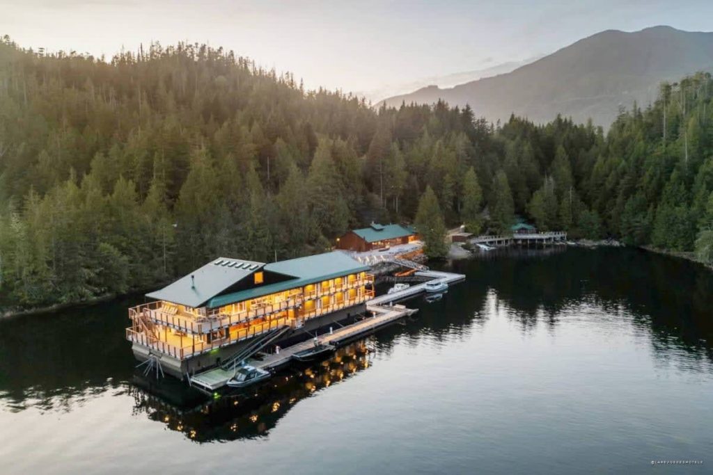 Wahous Wilderness Lodge : la Nation Ahousaht ouvre son refuge de luxe en Colombie-Britannique