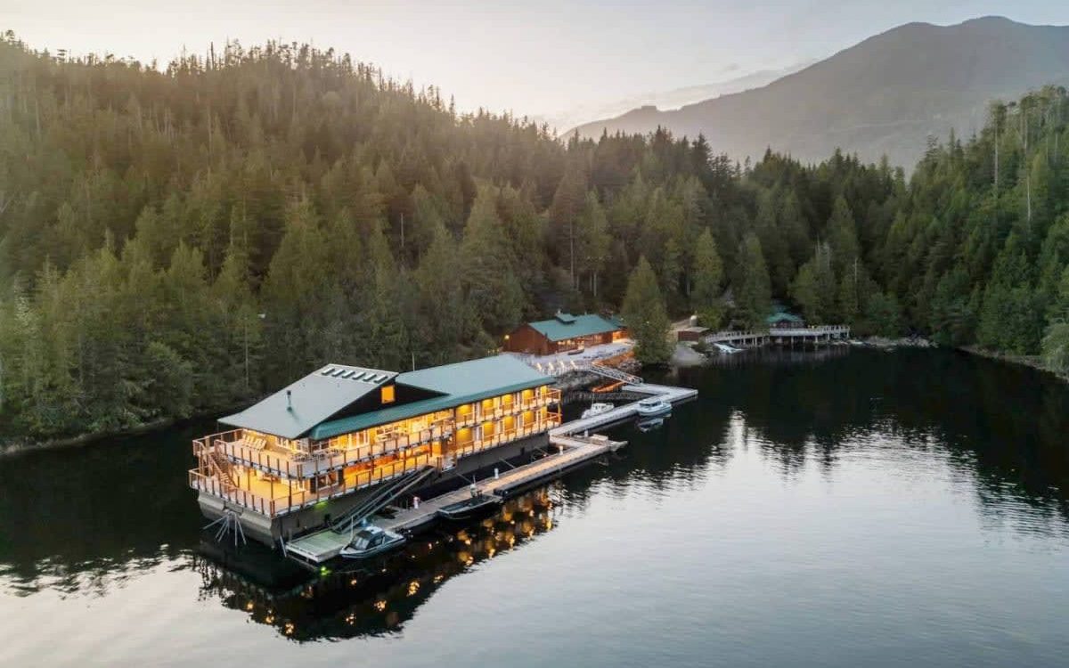 Le Wahous Wilderness Lodge dans l'anse de Quait Bay, Colombie-Britannique