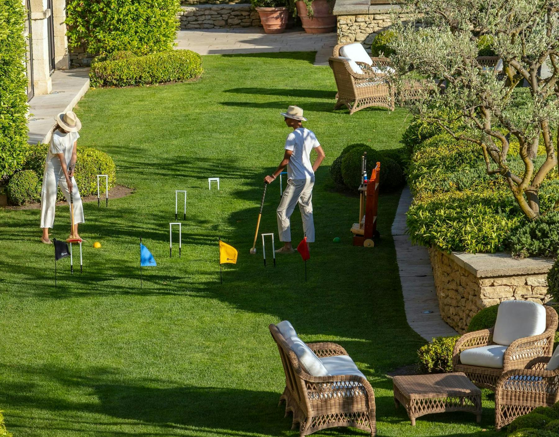 Les jeux de pelouse et le croquet sur les terrasses d'Airelles La Bastide de Gordes