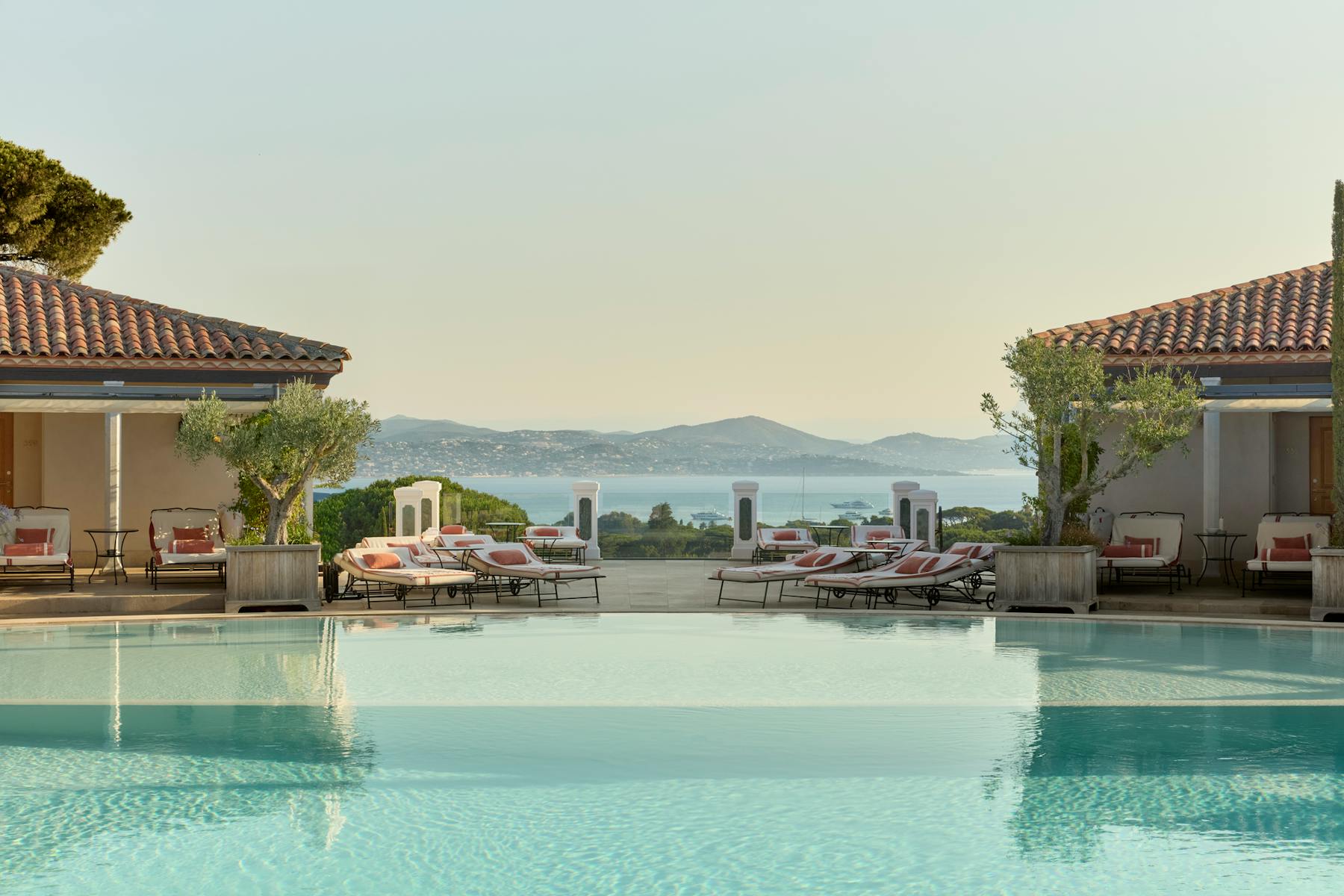 La piscine vue mer d'Airelles Château de la Messardière, à Saint-Tropez