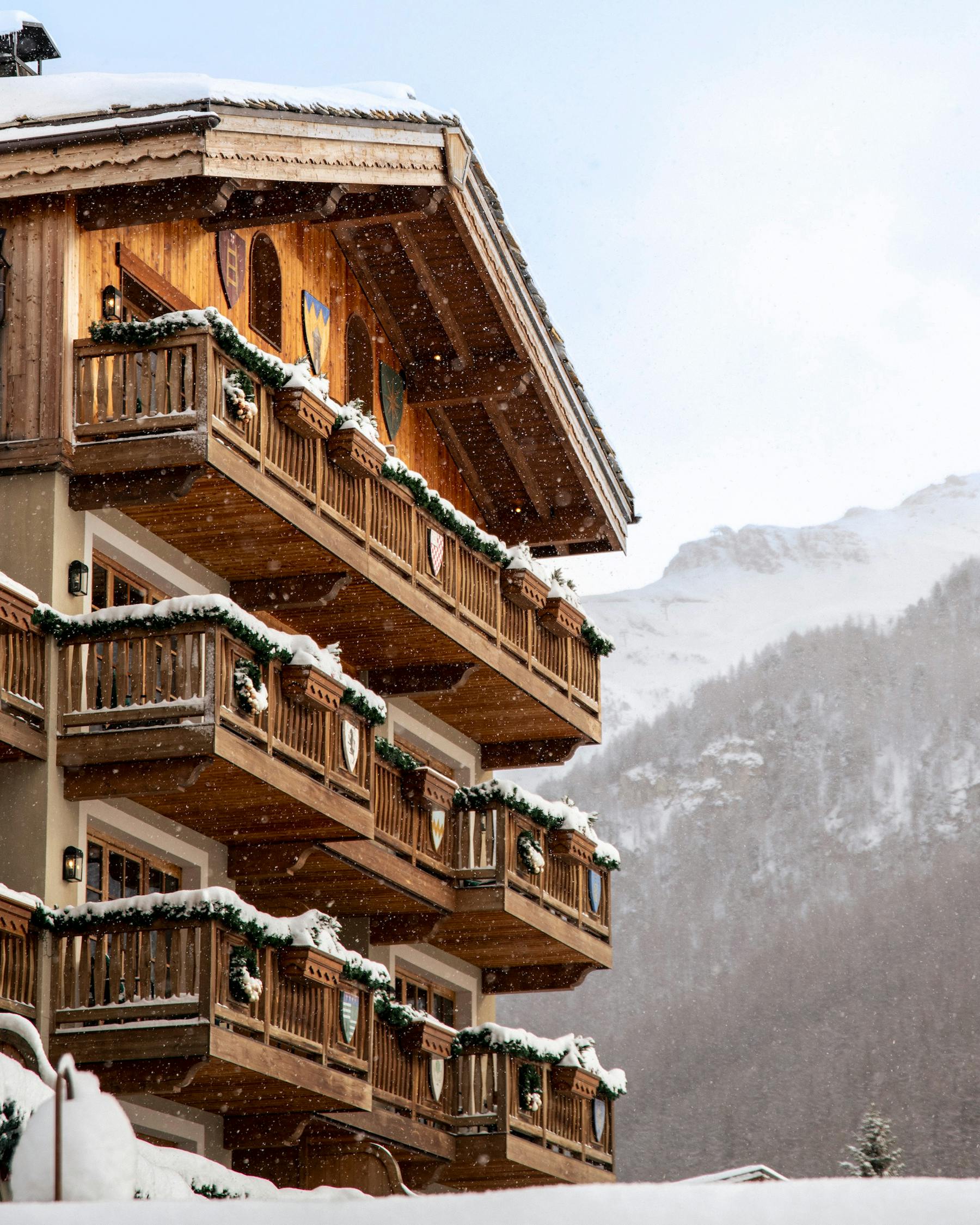 La façade en bois d'Airelles Val d'Isère sous la neige