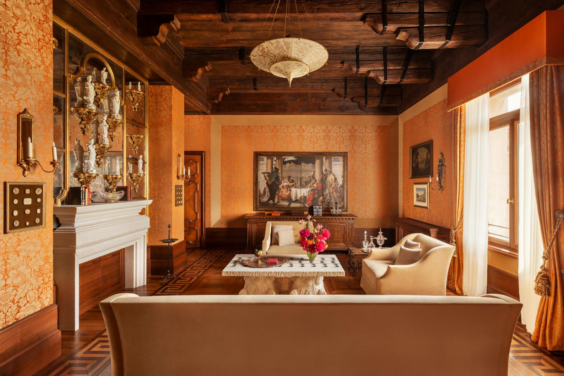 El salón de una suite de dos dormitorios de Airelles Val d'Isère