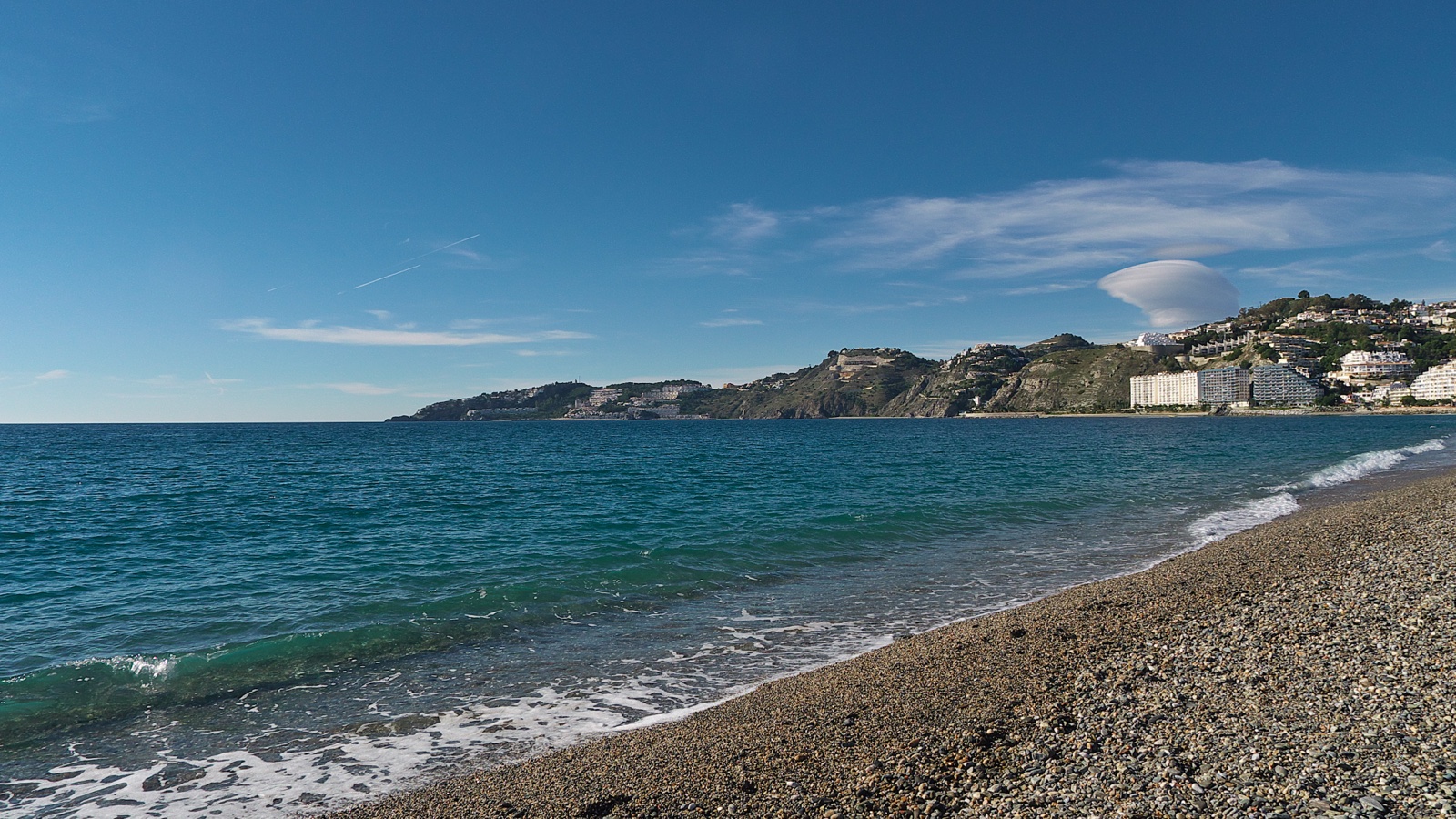 La baie et la plage de San Cristóbal à Almuñécar, sur la Costa Tropical de Grenade