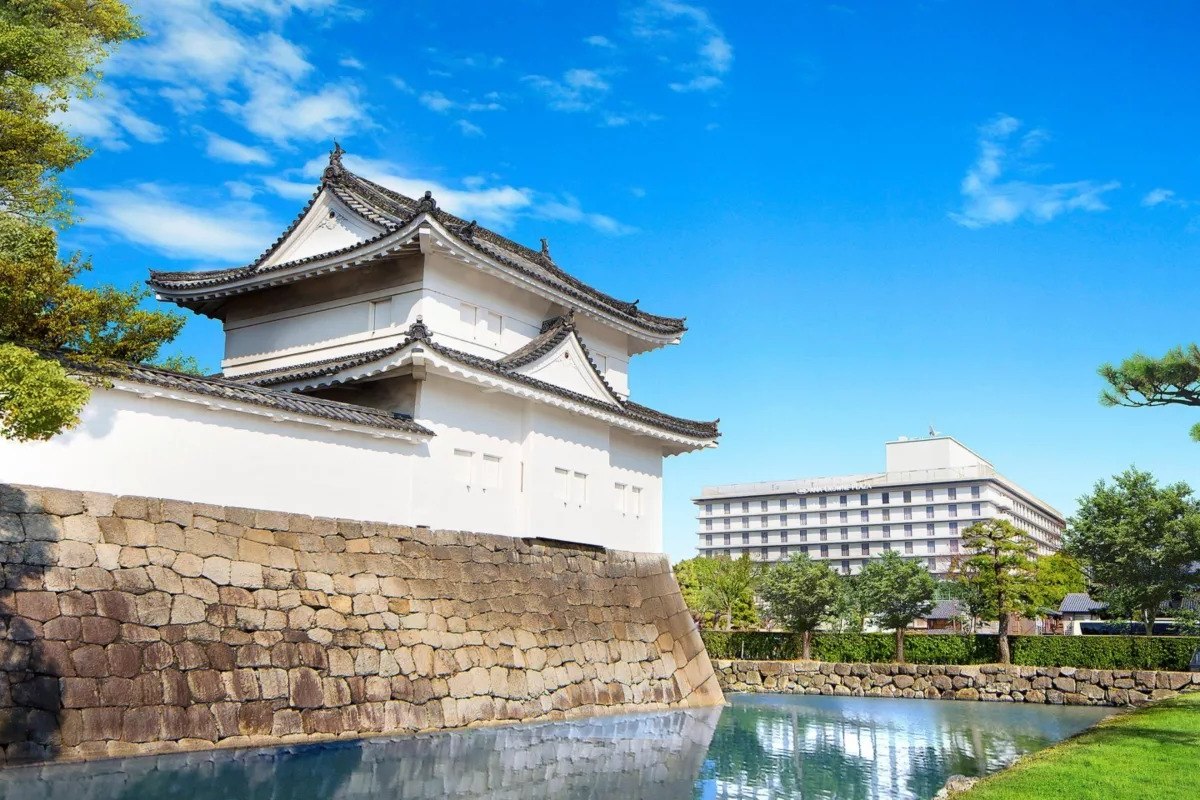 L'ANA Crowne Plaza Kyoto vu depuis les douves du château de Nijō