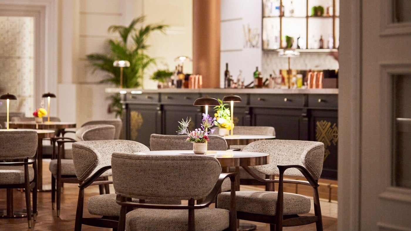 O bar e o mezanino do Andaz Prague, no antigo Palácio do Açúcar