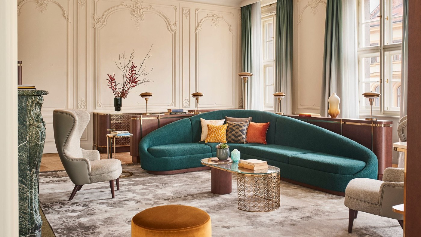 Uma segunda sala de estar da Penthouse Suite do Andaz Prague
