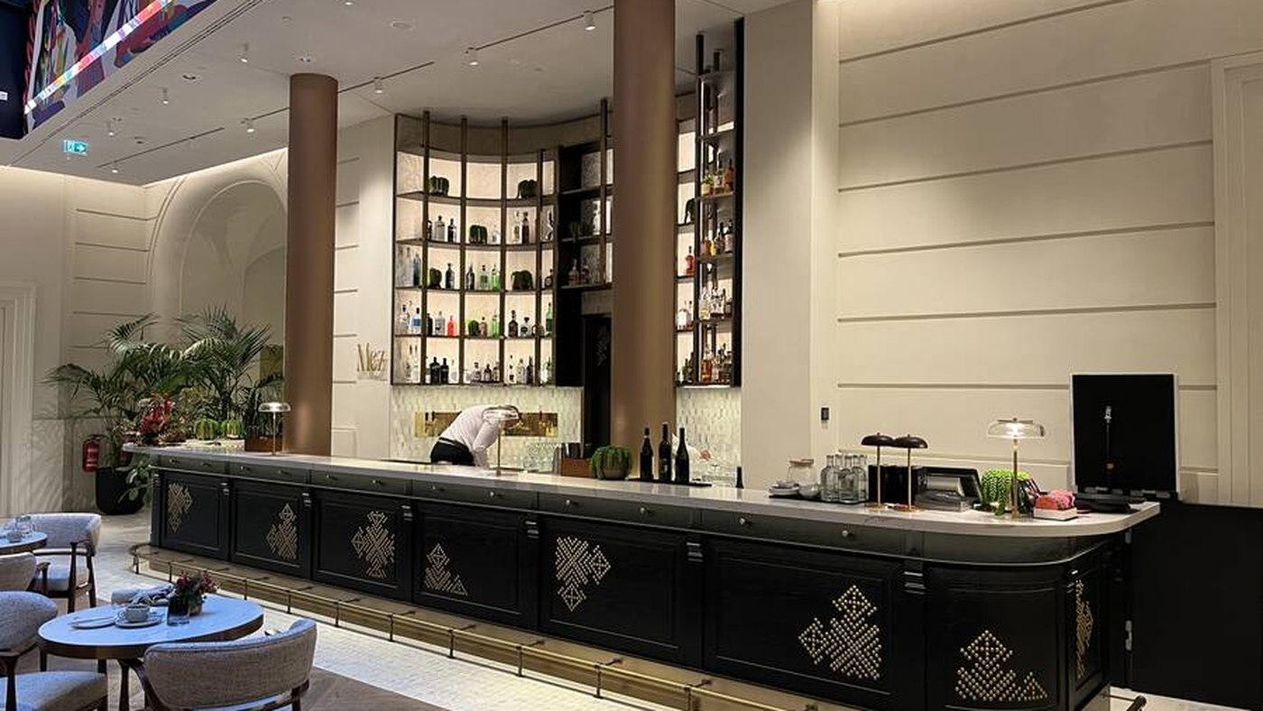 As áreas de acolhimento do Andaz Prague, onde a recepção é feita em um salão
