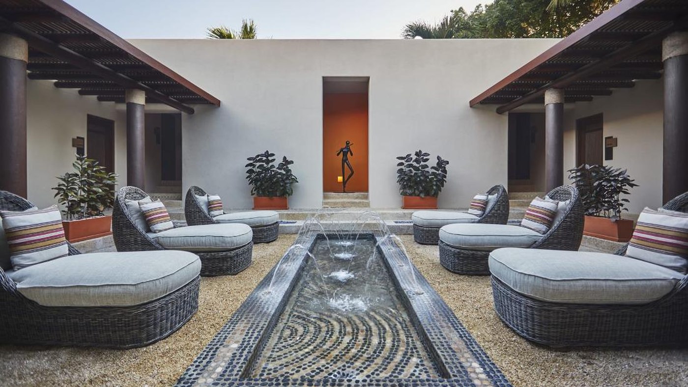Le bassin et les lits de repos de l'Apuane Spa, au Four Seasons Resort Punta Mita