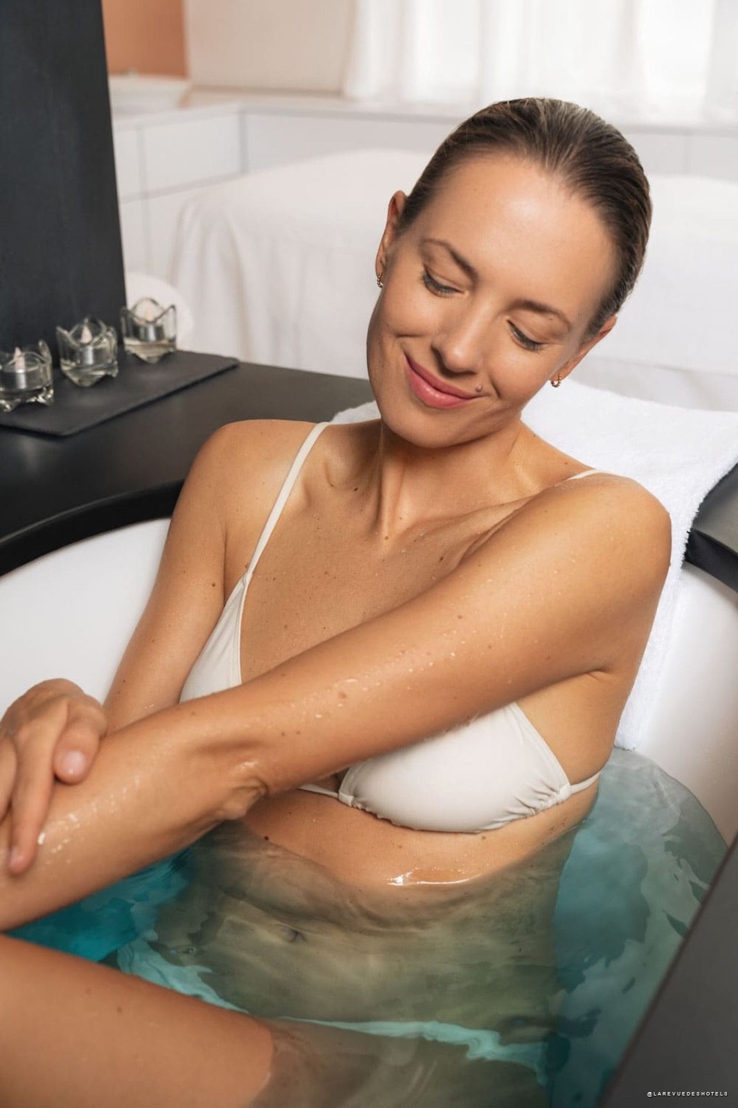 Un bain d'eau thermale de Vichy dans une cabine de soin du spa Célestins