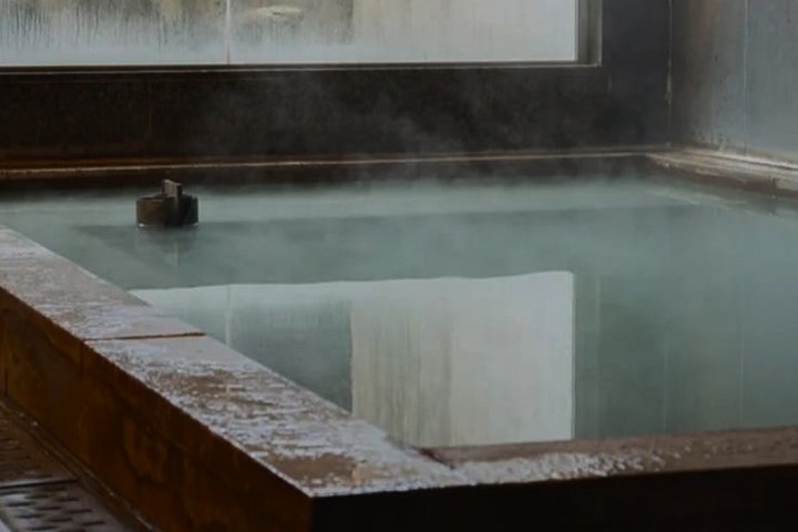 Un bassin intérieur de Reykjaböð, devant une fenêtre embuée