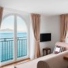 Suite du palace Bellevue Syrene à Sorrente, ouverte sur la baie de Naples et le Vésuve