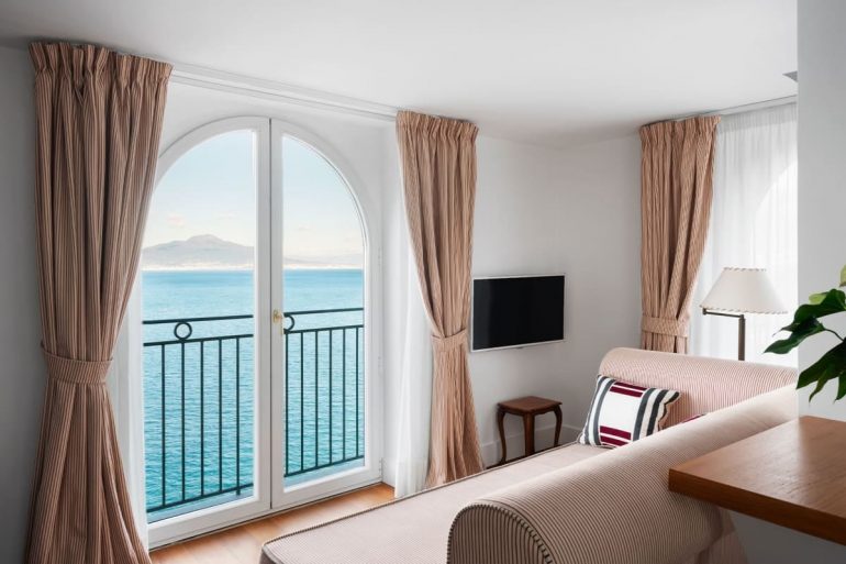 Suite du palace Bellevue Syrene à Sorrente, ouverte sur la baie de Naples et le Vésuve