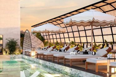La piscine sur le toit du BLESS Barcelona, sous sa pergola, face aux toits de l'Eixample