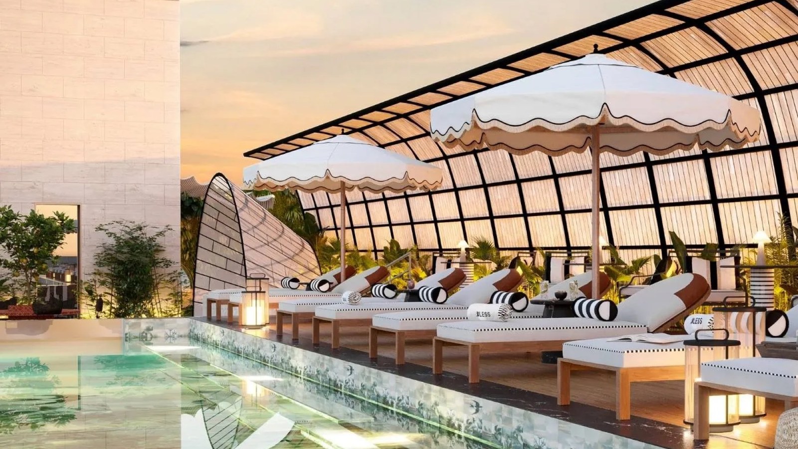La piscine sur le toit du BLESS Barcelona, sous sa pergola, face aux toits de l'Eixample