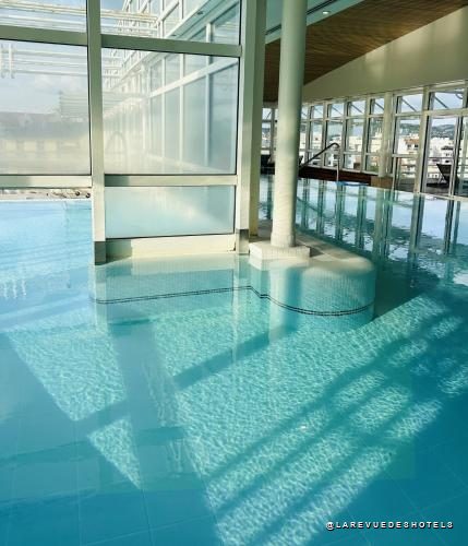 Vue aérienne du Château de Codignat et de sa piscine, Relais & Châteaux en Auvergne