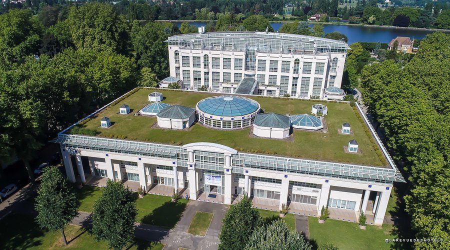 Vue aérienne du Célestins Spa Thermal & Hôtel et de ses coupoles vitrées, à Vichy