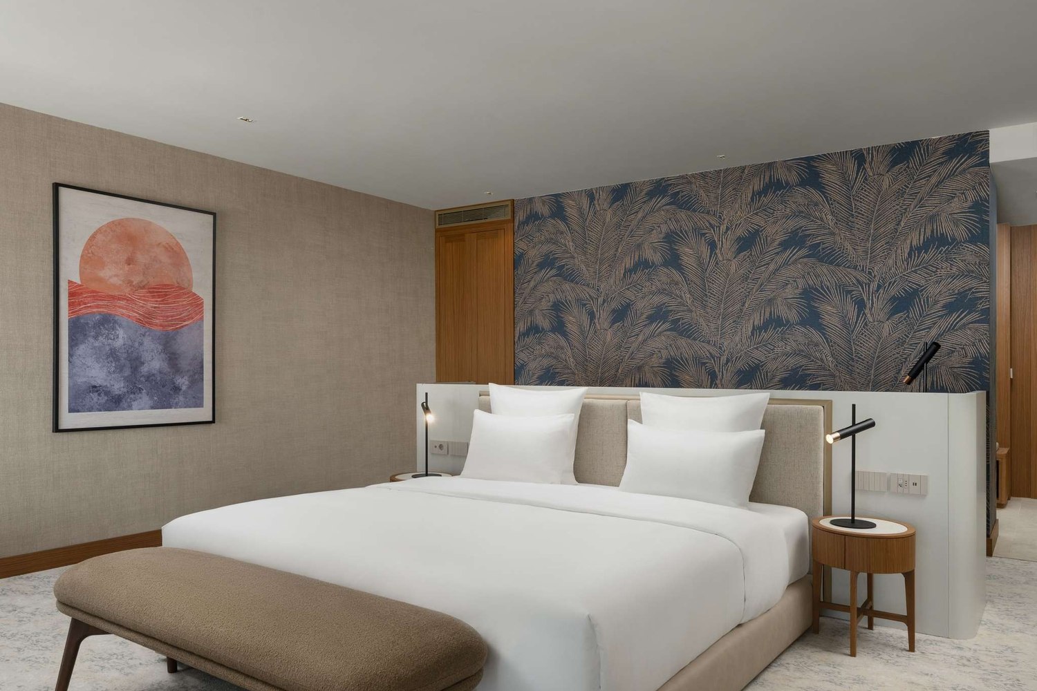 Une chambre du Mövenpick Teuta Kotor Bay et son mur décoratif