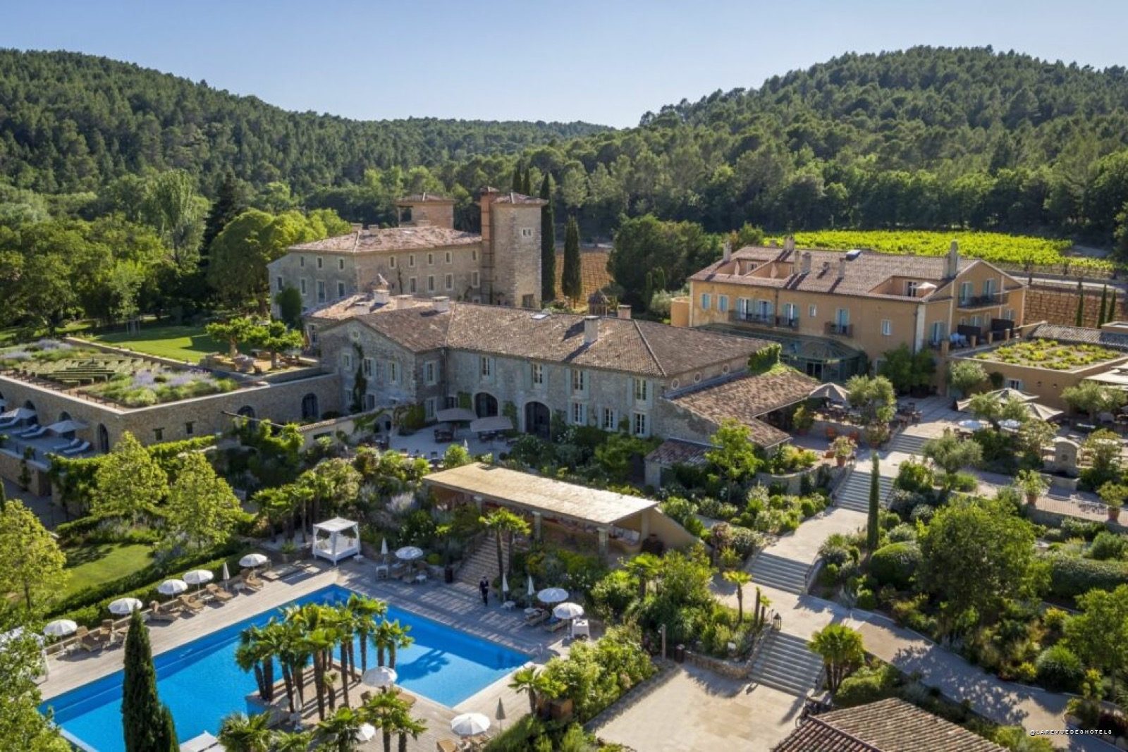 Le Château de Berne et ses vignes à Flayosc, hôtel spa du haut Var