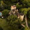 Vue aérienne du Château de Codignat et de sa piscine, Relais & Châteaux en Auvergne