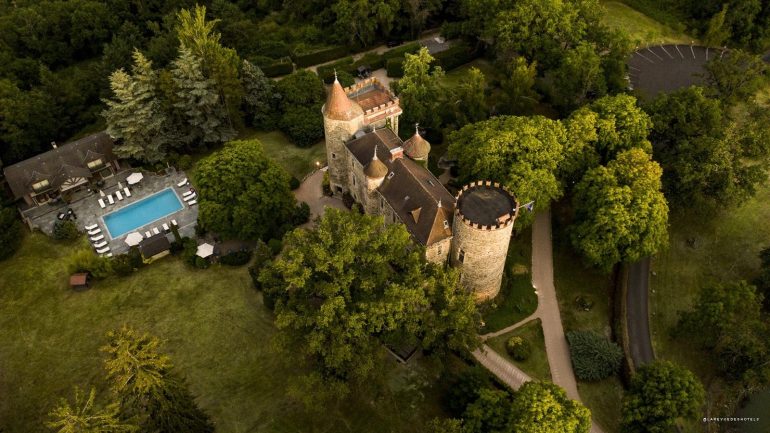 Vue aérienne du Château de Codignat et de sa piscine, Relais & Châteaux en Auvergne