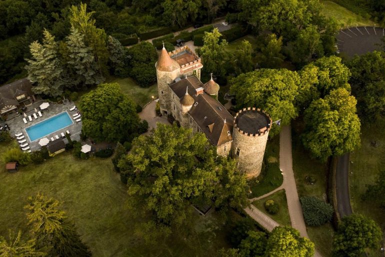 Vue aérienne du Château de Codignat et de sa piscine, Relais & Châteaux en Auvergne