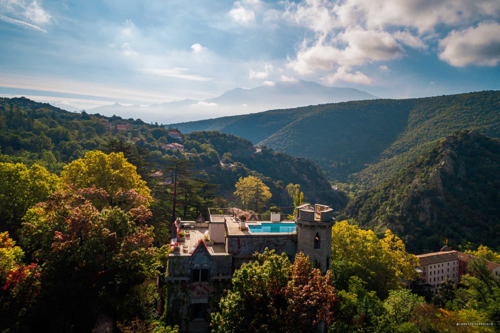 Le Château de Riell à Molitg-les-Bains, hôtel cinq étoiles des Pyrénées-Orientales face au massif du Canigou