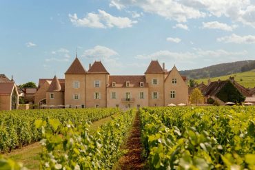 Le Château La Commaraine et son clos, au cœur des vignes de Pommard, en Bourgogne