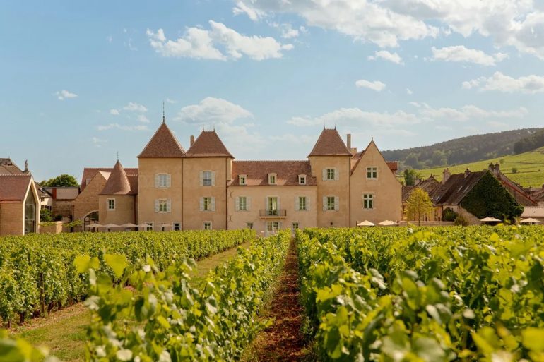 Le Château La Commaraine et son clos, au cœur des vignes de Pommard, en Bourgogne