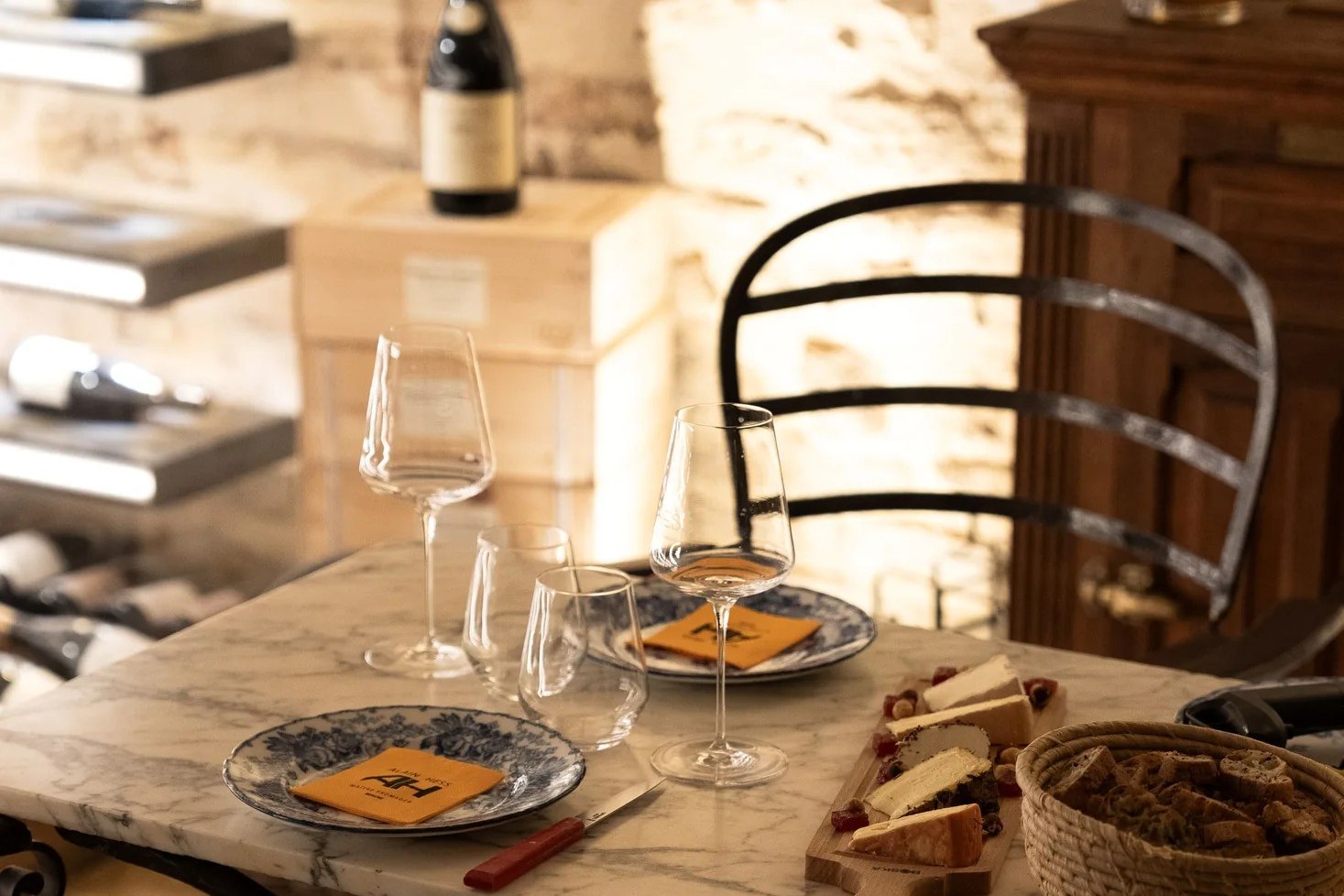 Une table dressée dans la cave voûtée du Château La Commaraine, près de la cuverie