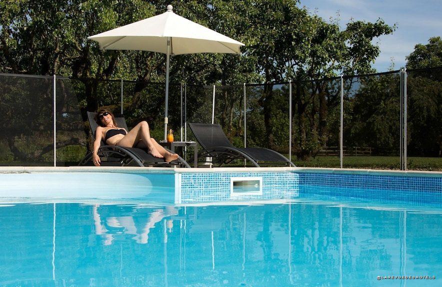 La piscine extérieure du Château d'Ygrande, dans l'Allier