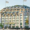 La façade du Cheval Blanc Paris, dans l’ancienne Samaritaine, vue depuis la Seine et le Pont Neuf
