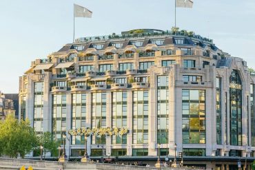 La façade du Cheval Blanc Paris, dans l’ancienne Samaritaine, vue depuis la Seine et le Pont Neuf