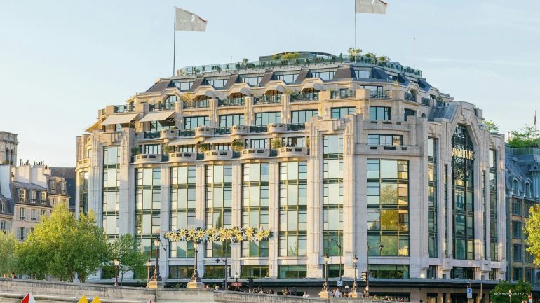La façade du Cheval Blanc Paris, dans l’ancienne Samaritaine, vue depuis la Seine et le Pont Neuf