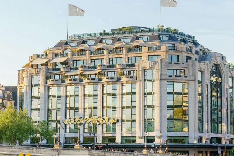 La façade du Cheval Blanc Paris, dans l’ancienne Samaritaine, vue depuis la Seine et le Pont Neuf