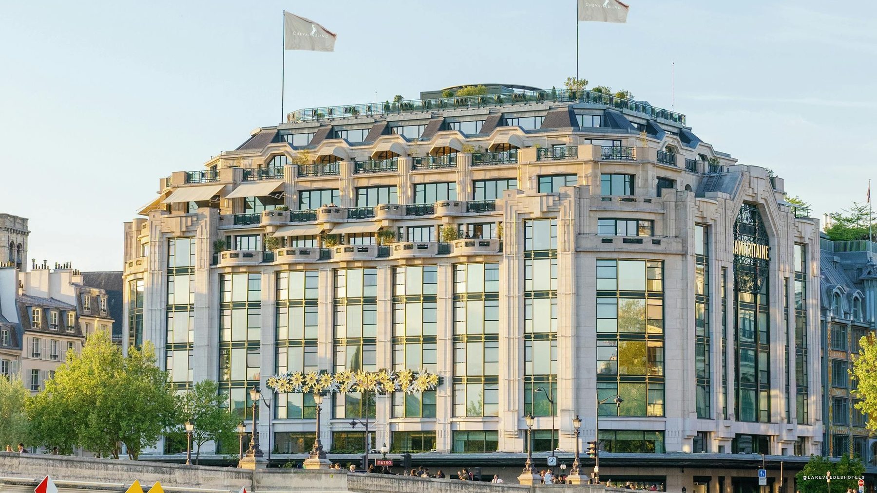 La façade du Cheval Blanc Paris, dans l’ancienne Samaritaine, vue depuis la Seine et le Pont Neuf