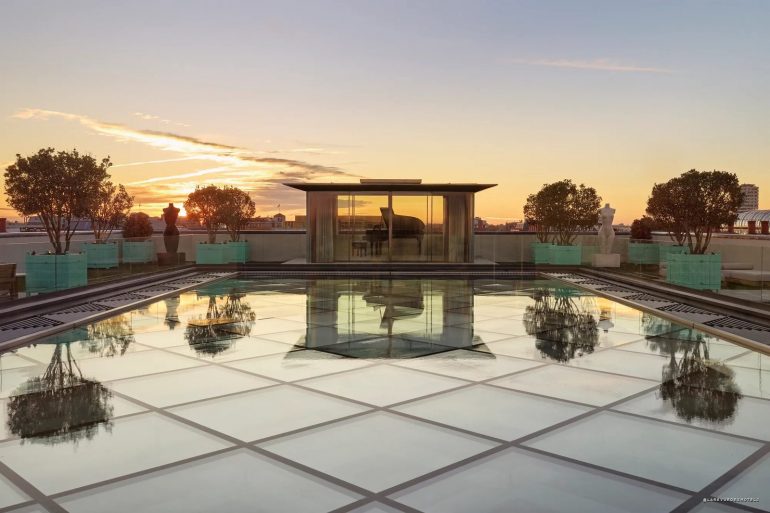 La terrasse de la Penthouse de Claridge's à Londres au coucher du soleil, avec son pavillon de verre