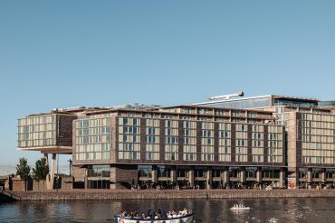 Le DoubleTree by Hilton Amsterdam Centraal Station, face à la gare centrale
