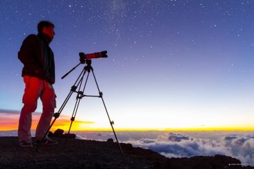 Observation des étoiles au-dessus de la mer de nuages aux îles Canaries, le soir de l'éclipse du 12 août 2026