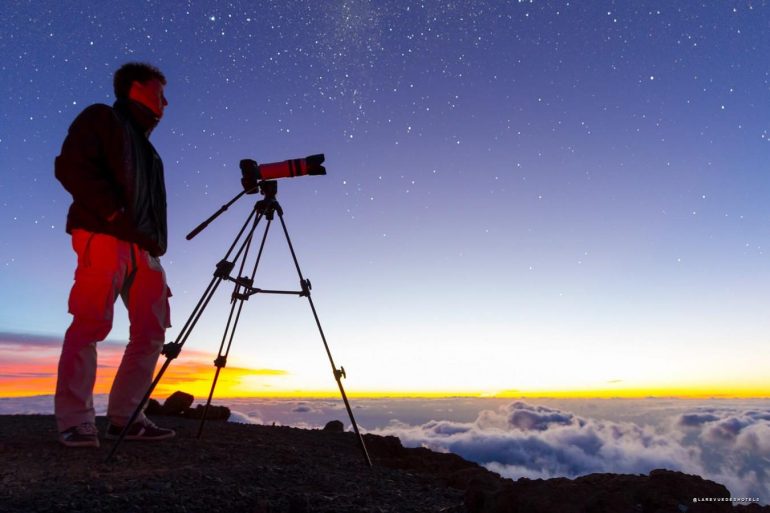 Observation des étoiles au-dessus de la mer de nuages aux îles Canaries, le soir de l'éclipse du 12 août 2026