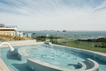 Piscine exterieure de l Emeria Dinard face a la mer