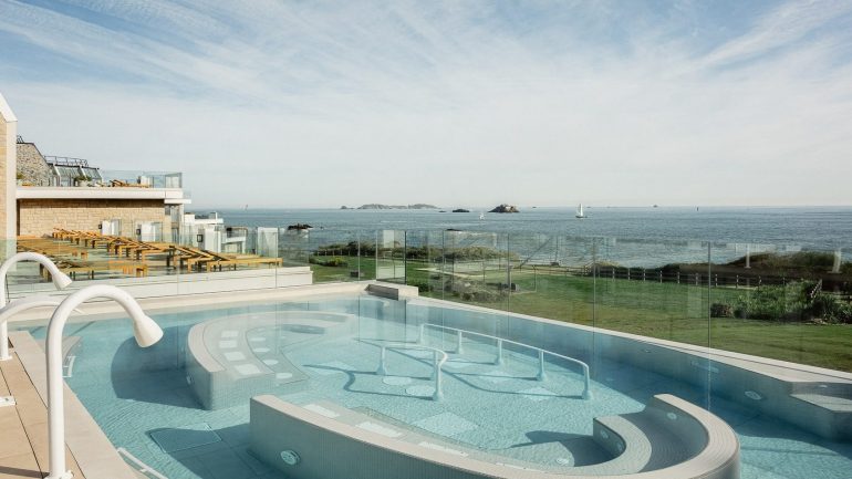 Piscine exterieure de l Emeria Dinard face a la mer