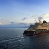 L'EXPLORA III d'Explora Journeys en mer au coucher du soleil, premier navire au GNL de la flotte