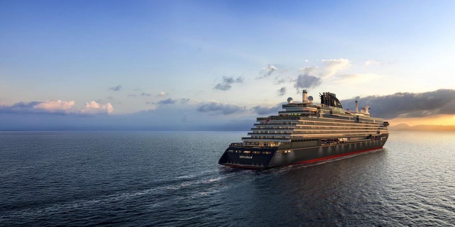 L'EXPLORA III d'Explora Journeys en mer au coucher du soleil, premier navire au GNL de la flotte