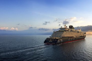 L'EXPLORA III d'Explora Journeys en mer au coucher du soleil, premier navire au GNL de la flotte