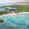 Vue aérienne du Four Seasons Resort Mauritius at Anahita et de son lagon turquoise après rénovation