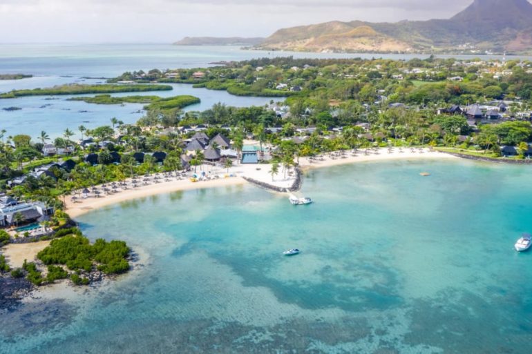 Vue aérienne du Four Seasons Resort Mauritius at Anahita et de son lagon turquoise après rénovation