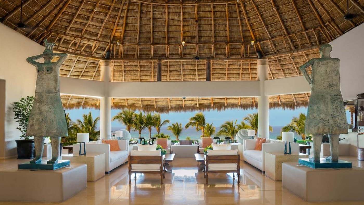 Un salon sous palapa au Four Seasons Resort Punta Mita, orné de pièces d'artisanat mexicain