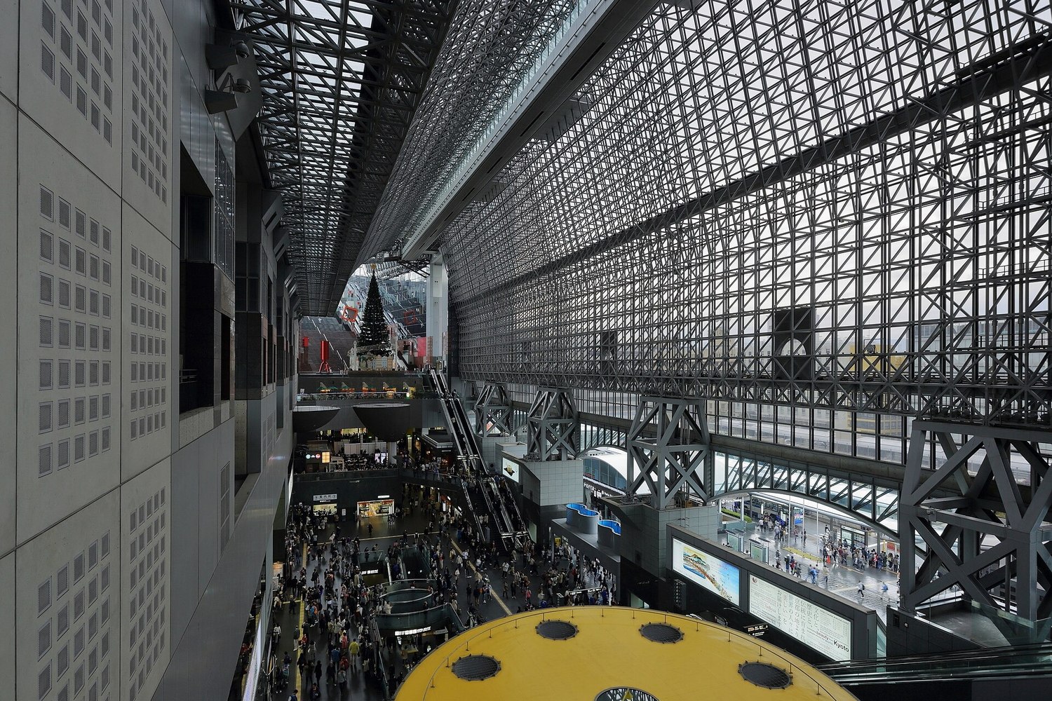 Le hall de la gare de Kyoto, autour de laquelle se concentrent les hôtels convertis