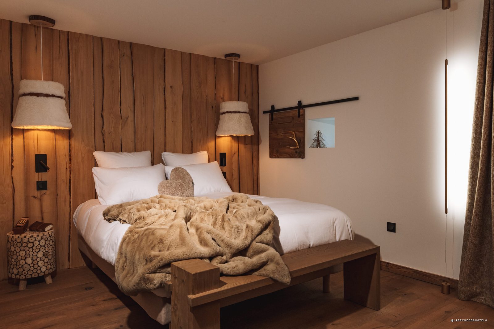 Chambre en bois et pierre du Grand Hôtel l'Ermitage à Font-Romeu, dans les Pyrénées catalanes
