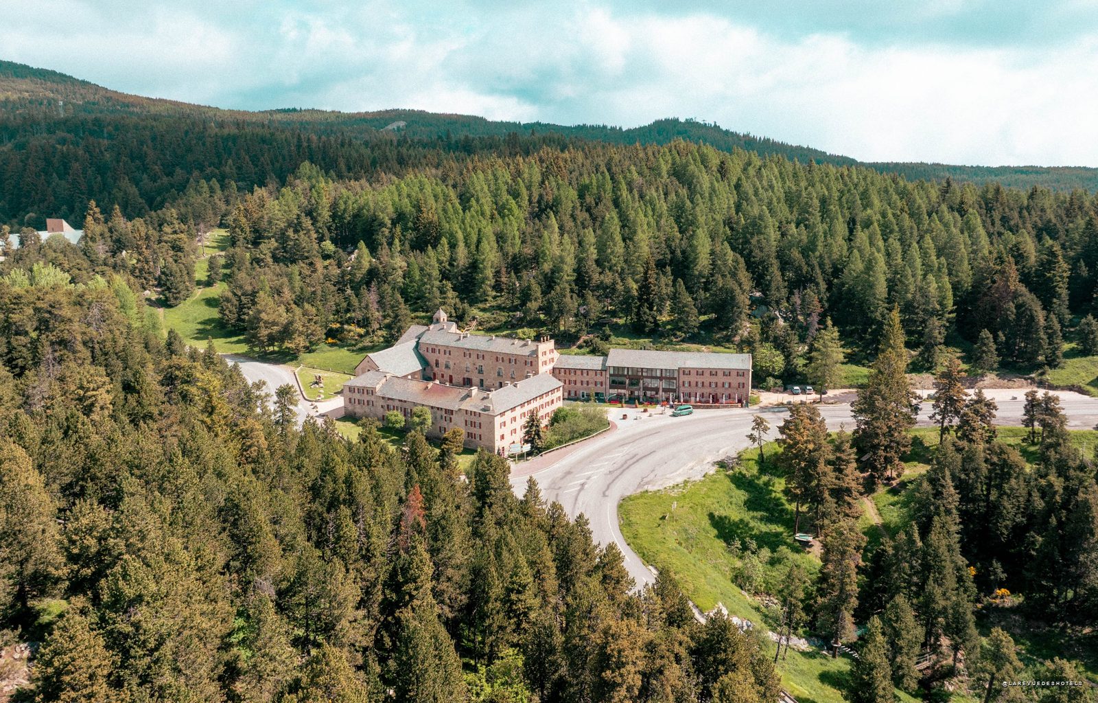 Le Grand Hôtel l'Ermitage à Font-Romeu, ancien ermitage réhabilité en hôtel au cœur des Pyrénées catalanes